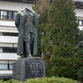 ФОТО Скинуо главу са споменика Јосипу Брозу Титу у Велењу и стрпао је у ауто, ухапсила га полиција