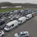 (Foto) Totalni haos na ulazu u Srbiju! Dobro pogledajte ovu sliku sa granice, nepregledna reka vozila stoji kao na parkingu, a…