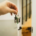 Agent za nekretnine odbio da izda stan učiteljici i to zbog njenog prezimena: Evo koliku će kaznu morati d aplati