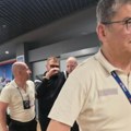 Ekskluzivna fotografija Pogledajte kako Slobu Vasića obezbeđenje izvodi sa aerodroma u alkoholisanom stanju: drže ga za ruke…