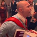 (Video) Sofra joj svira na uvce ćerka Zdravka Čolića snima kako se provodi, uzavrela atmosfera: obukla plavu mini haljinu, pa…