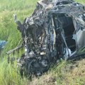 (Foto) Kola totalno uništena, stradao mladić (21) Prve slike sa mesta strašne nesreće na Ibarskoj: dve osobe povređene