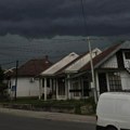 (Foto, video) RHMZ niže hitna upozorenja zbog oluje! Mrak usred bela dana, pada jak grad, na auto-putu ne vidi se prst pred…
