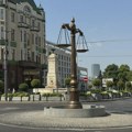 Aktivisti ZLF-a oblepili trakom skulpturu terazija na Terazijama VIDEO