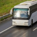 Teška saobraćajna nesreća u Živinicama: Autobus se zabio u autobusku stanicu i udario tri pešaka!