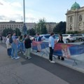 Dok traje sednica, studenti se okupljaju ispred Skupštine: Pružaju podršku svom kolegi Pavlu Cicvariću