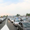 AMSS: Automobili na prelazu Gradina čekaju dva sata da izađu iz Srbije, na Preševu sat i po