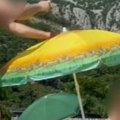 Postavljanje suncobrana na crnogorski način: Ljudi u šoku gledali čoveka sa čekićem (video)