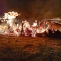 Izgoreo pomoćni objekat na imanju kod Topole: Čoveku izgorele životinje i drva dok je slavio punoletstvo unuku, komšije u…