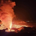 Narandžasta rastopljena lava izlazi iz pukotina! Scene kao iz pakla - zabeležen trenutak erupcije vulkana (foto, video)