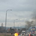 Gori automobil u Kragujevcu: Vatra bukti nasred ulice! (foto)