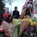 Cveće i sveće ispred ruske ambasade u Beogradu; otvorena i elektronska knjiga žalosti /video, foto/