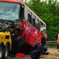 Ласта: Путничко возило се кретало у супротном смеру и ударило у аутобус