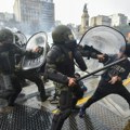 Protesti u Argentini kao "bojno polje": Policija upotrebila vodene topove i suzavac, građani uzvraćali kamenicama