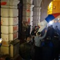 Protest zbog tragedije u Novom Sadu: Traže ostavke odgovornih, kamenice na prostorije SNS, crvena farba na Gradsku kuću