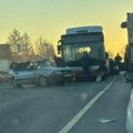 Teška nesreća u Adranima: Sudarili se auto i autobus: Srča i delovi vozila rasuti svuda po putu