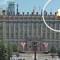 Snimak udara ukrajinskog drona kamikaze u zgradu vlade u Belgorodu: U napadu ima povređenih