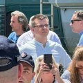 Poslanici opozicije blokiraju pristup biračkom mestu u Kosjeriću