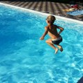 Hlor u bazenu može oštetiti oči: Evo kako utiče i koji su saveti stručnjaka