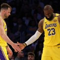 Ne namerava da ide u penziju! Lebron DŽejms produžio ugovor sa Lejkersima