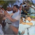 Masovna tuča na Zakintosu! Šutirali se i mlatili pesnicama, konobar ih polio kantom leda, ljudi u šoku posmatrali haos (video)…