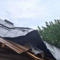Odleteo ceo krov sa zgrade u Borči: Jedan deo pao na kuću! Nevreme napravilo haos širom Srbije (foto)