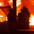 Gori kineski tržni centar Vatrogasci na terenu