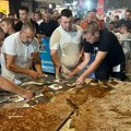 Oboren rekord – Leskovčani napravili pljeskavicu od 90 kilograma