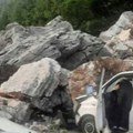 (Video) Ogromne stene prekrile kolovoz: Obustavljen saobraćaj između Budve i Cetinja, veliki odron napravio haos
