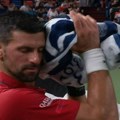 Novak se baš muči, koristi i posebnu pomoć u Šangaju: Da li je ovo rešenje za veliki problem?