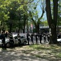Конститутивна седница СО Кула, испред зграде се окупиле две групе грађана