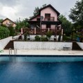 Nekad porodični skriveni raj, a sada se izdaje: Voditeljka je vlasnica luksuzne kuće sa ogromnim bazenom i morskom konobom…