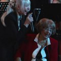 (Video) Pogledajte emotivni susret! Jedna od najstarijih pevačica u bolnici Hanka Paldum joj došla u posetu pa su zajedno…