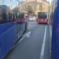 Sva četiri migavca na stanicama: Zašto vozači gradskog prevoza u Beogradu tako postupaju i da li to zbunjuje vozače?