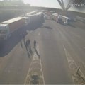 (Video) Kolaps na graničnom prelazu između BiH i Srbije: Zapalio se kamion između dve države, obustavljen saobraćaj u oba…