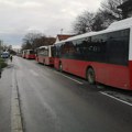 Prava drama u beogradskom autobusu! Pokušali da otmu torbu muškarcu, pa ga jurili i tukli palicom