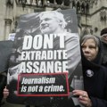 Мала победа асанжа: Суд у Лондону: Оснивач Викиликса добио привремено одлагање у случају против изручења Америци