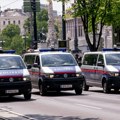 Малолетни Балканац, вођа криминалне банде, претио да ће разнети продавнице по Бечу: Саслушано још 9 тинејџера