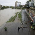 (VIDEO) U Beču do nekih zgrada samo čamcem, saobraćaj delimično obustavljen