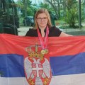 Zrenjaninka Tamara Berkesel, nekadašnja učenica OŠ „Jovan Cvijić“ osvojila dva ZLATA i BRONZU u Singapuru! Zlatna…