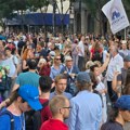 Građani se okupljaju ispred Skupštine, prisutna i Žandarmerija