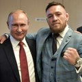 Mekgregor se zaledio od straha pored Putina: Neustrašivi borac uradio nešto što nikako nije smeo! Snimak o kom se i danas…