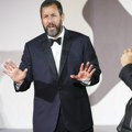 On je najskromniji milioner holivuda Evo zašto Adam Sendler osvaja srca širom sveta