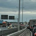 Dva udesa paralisala: Auto-put Sve stoji u pravcu ka Novom Sadu: Flaše piva i gajbe rasute po asfaltu (foto)