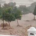 Vanredno stanje u Španiji: Snažna oluja nosi sve pred sobom, voda preplavila turističko mesto (video, foto)