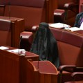 VIDEO Australijska desničarska senatorka u parlamentu u burki – muslimanke ogorčene