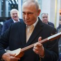 (Video) Putin zasvirao u Kirgistanu, ruski lider dobio čas iz sviranja, Lukašenko dobacivao sa strane: "Raštimovan je"