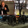 Pod kišovitim nebom Rale Milenković pred brojnom publikom u Čačku odigrao „Naše dane“ (VIDEO)