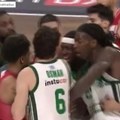 Opšta tuča u OAKA Areni! Ponovo se umešao Matijas Lesor, gorelo je u derbiju Panatinaikosa i Olimpijakosa! (video)