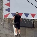 VIDEO Protest građana ispred Palate Albanije, građani otkačili polovinu bilborda koji ugrožava ptice